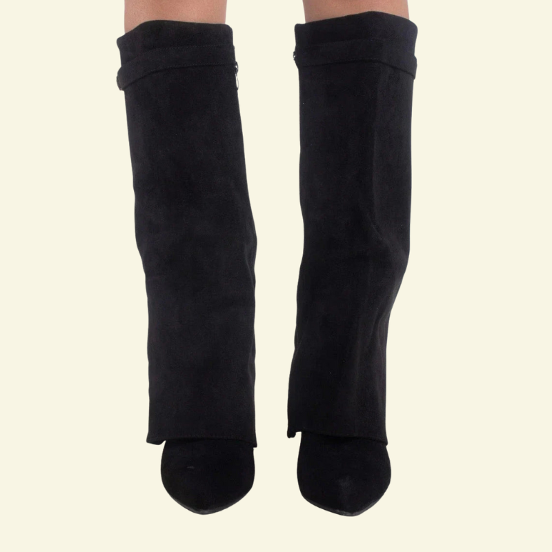 Czarne kozaki do kolana na koturnie prezentowane na modelce w ruchu, spiczasty nosek, zamszowe wykończenie