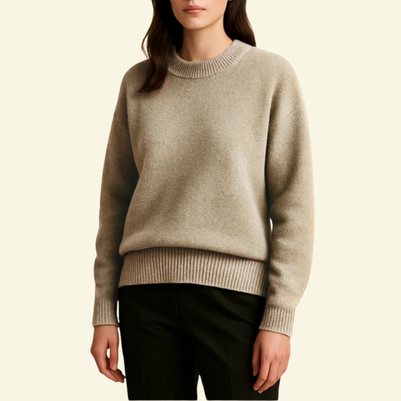 Modelka w piaskowym swetrze oversize, ujęcie od przodu.