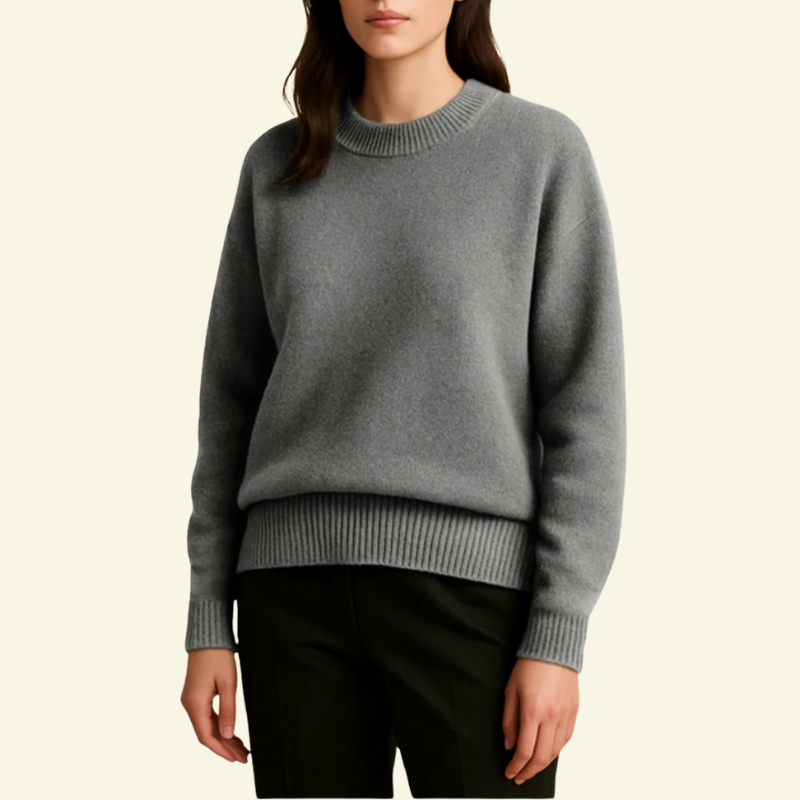 Modelka w ciemnoszarym swetrze oversize, ujęcie od przodu.