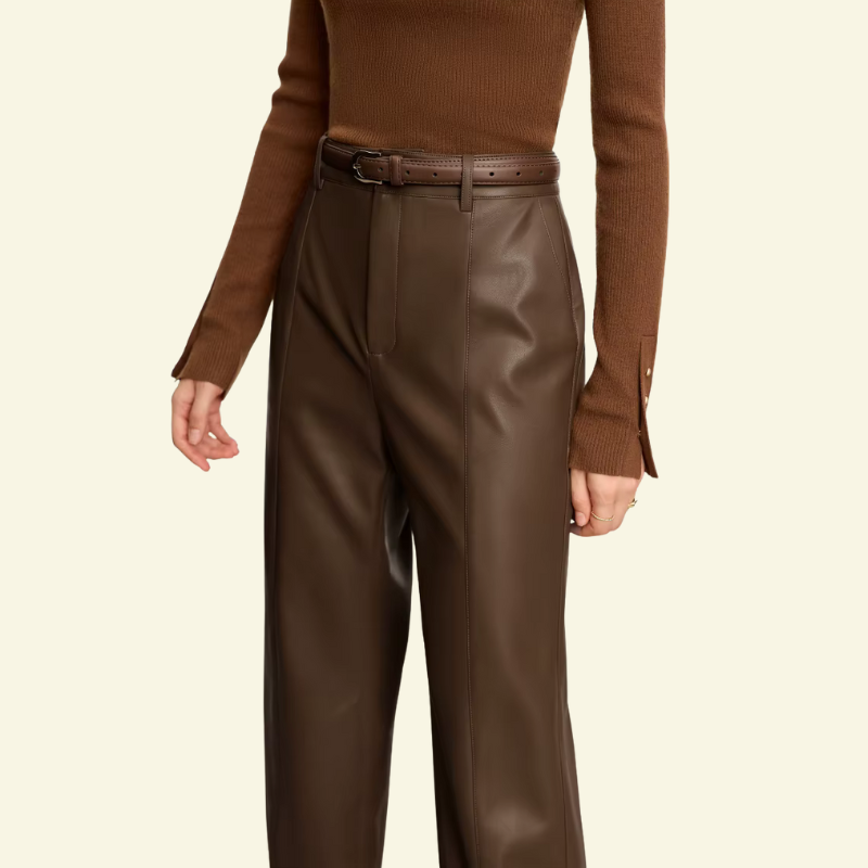 Brązowe spodnie o prostym kroju i lekkim połysku, ujęcie z półprofilu, połączenie nowoczesnej formy i klasy — Lubomirske