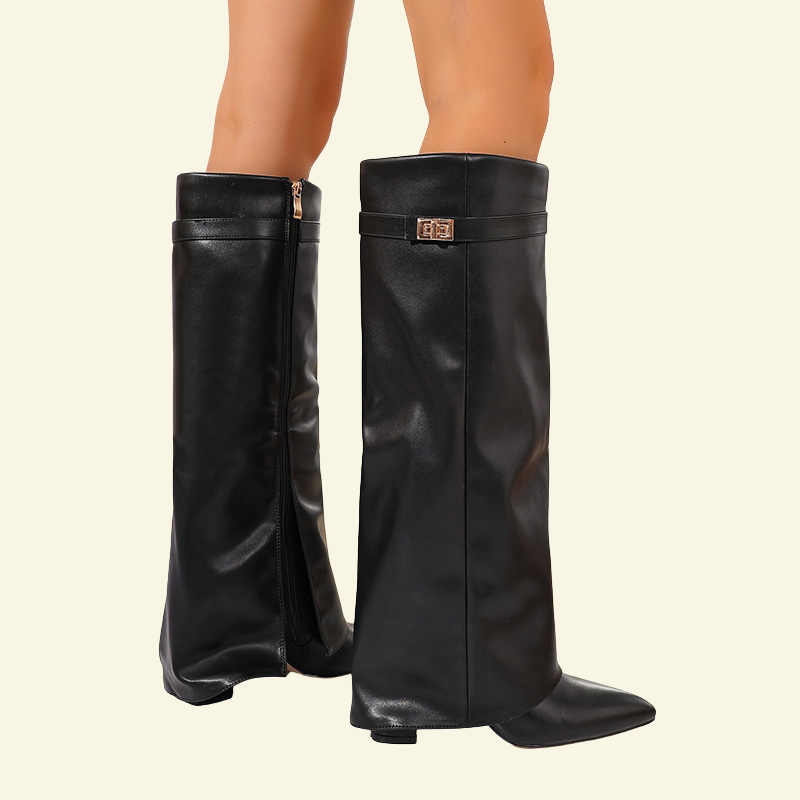 Czarne kozaki do kolana na koturnie prezentowane na modelce w ruchu, spiczasty nosek, gładka skóra ekologiczna