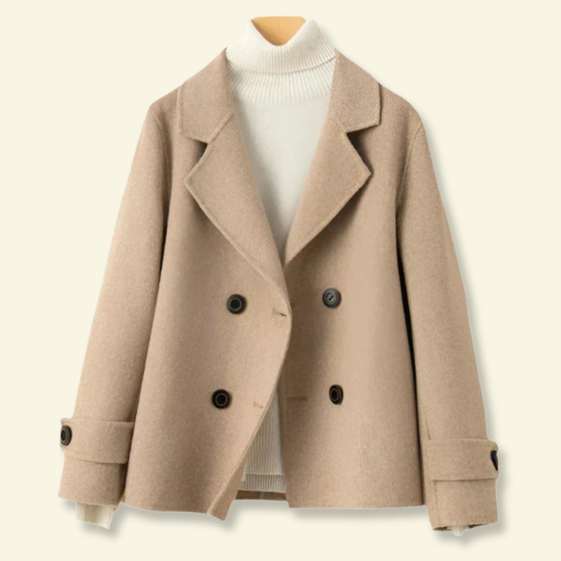 Beżowy płaszcz damski o skróconym fasonie, dwurzędowy z klasycznym kołnierzem i guzikami w kontrastowym kolorze — Lubomirske