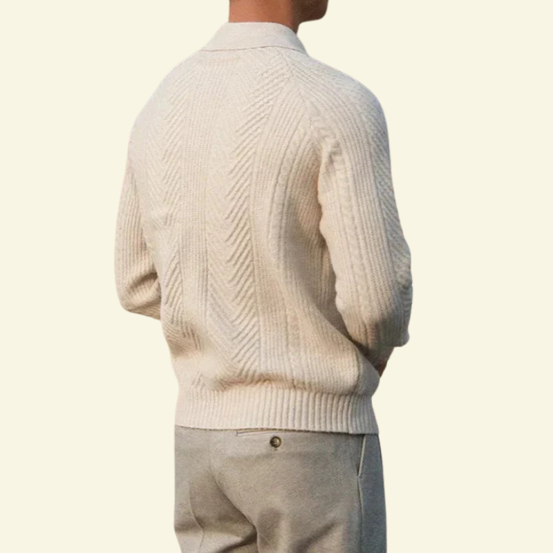 Tył mężczyzny w beżowym swetrze polo z dzianiny typu cable knit, styl smart casual — Lubomirske