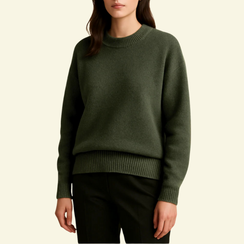 Modelka w swetrze oversize w kolorze zieleni wojskowej, ujęcie od przodu.