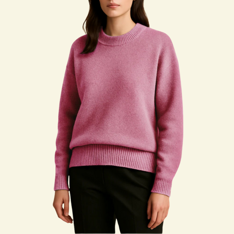 Modelka w ciemnoróżowym swetrze oversize, ujęcie od przodu.