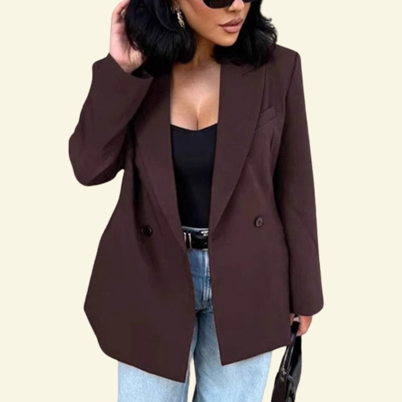 Modelka w brązowej marynarce, ujęcie od przodu, marynarka luźna, noszona na topie.