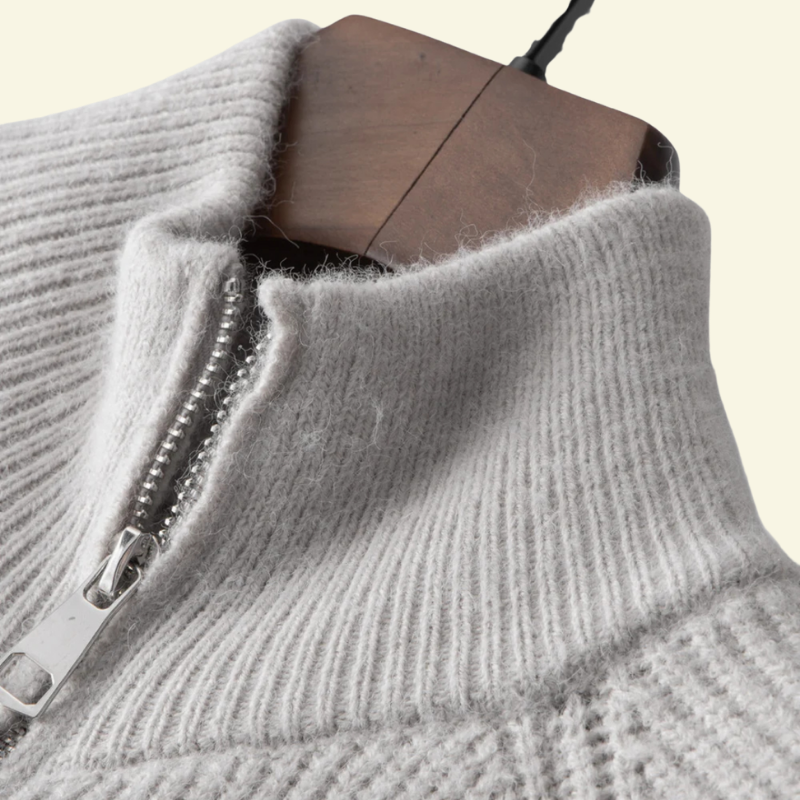 Zbliżenie na kołnierz i zamek srebrnego swetra męskiego o prążkowanej strukturze — Lubomirske