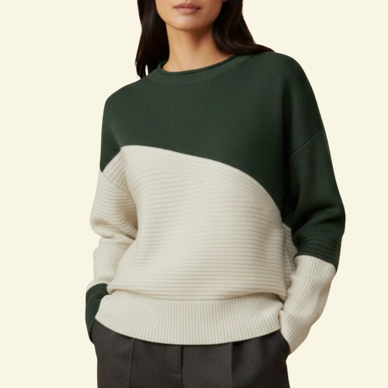 Modelka w swetrze w ciemnej zieleni, ujęcie od przodu; luźny krój, opuszczona linia ramion.