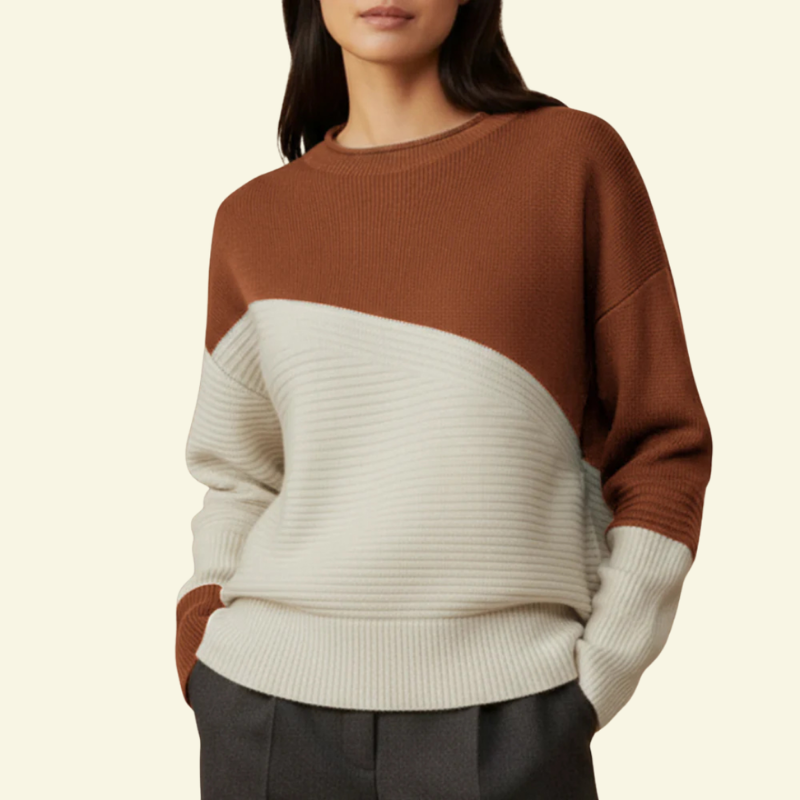 Modelka w swetrze w kolorze kasztanowym z kremowym panelem; ciepły odcień, swobodny krój.