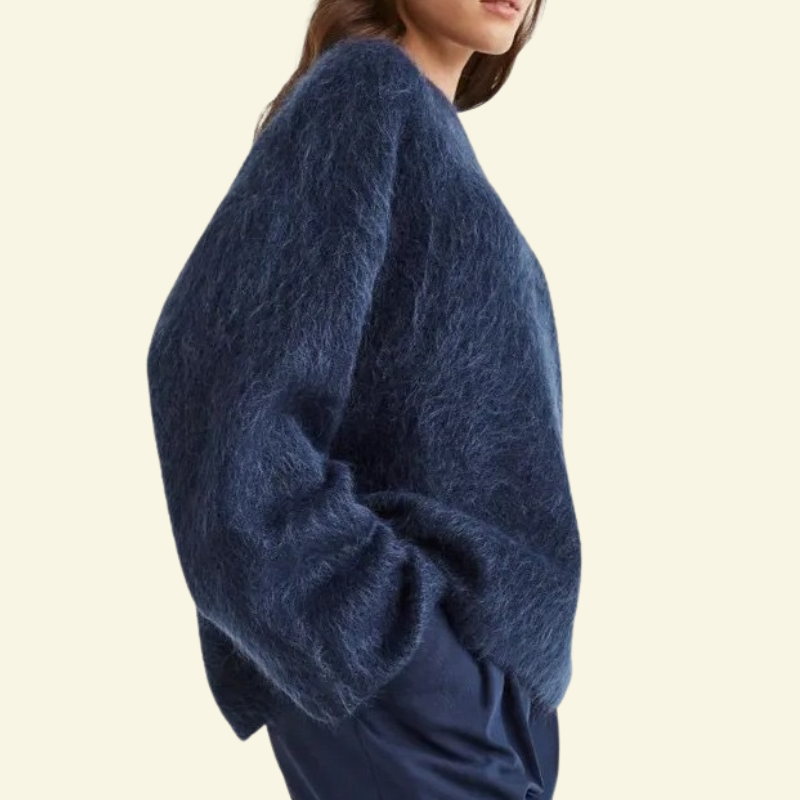Granatowy mohairowy sweter oversize w ujęciu bocznym, o miękkiej, gęstej teksturze i swobodnym kroju, podkreślający elegancką prostotę.