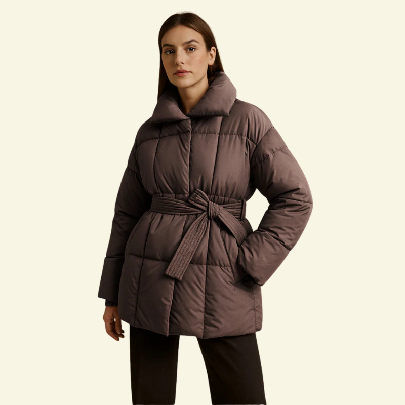 Profil damskiej kurtki puchowej w kolorze czekoladowym, subtelnie pikowana tkanina i pas w talii — Lubomirske