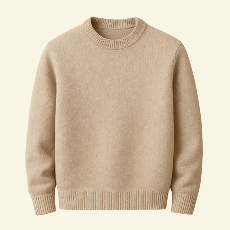 Beżowy męski sweter o klasycznym kroju, ujęcie od przodu.