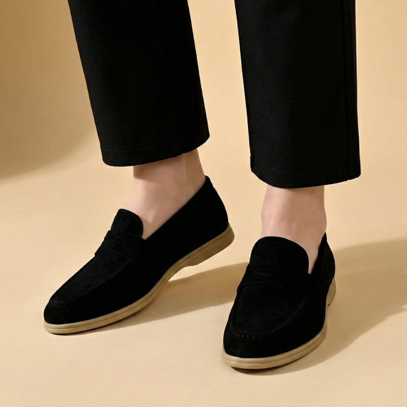 Czarne mokasyny z zamszowym wykończeniem na modelu, stylizacja codzienna