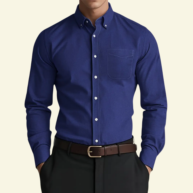 Granatowa koszula męska Slim Fit o eleganckim, głębokim odcieniu, prezentowana w formalnej, dopracowanej sylwetce.