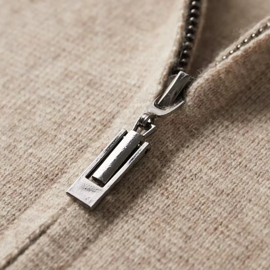 Zbliżenie na zamek błyskawiczny beżowego swetra męskiego z wełny — Lubomirske