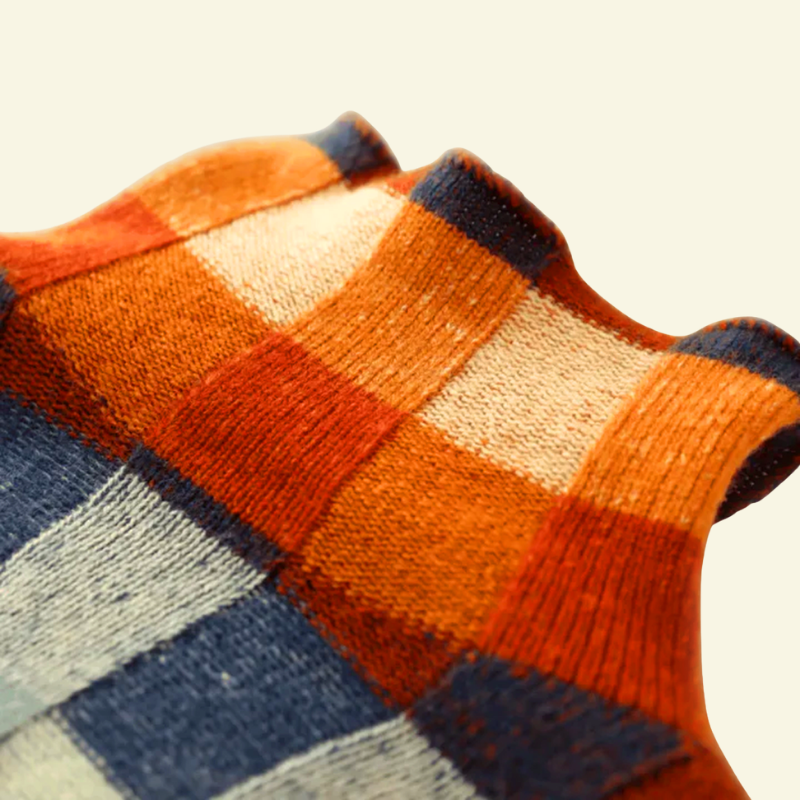 Zbliżenie na kołnierz golfu damskiego, geometryczny splot i elastyczne wykończenie w jakości premium — Lubomirske