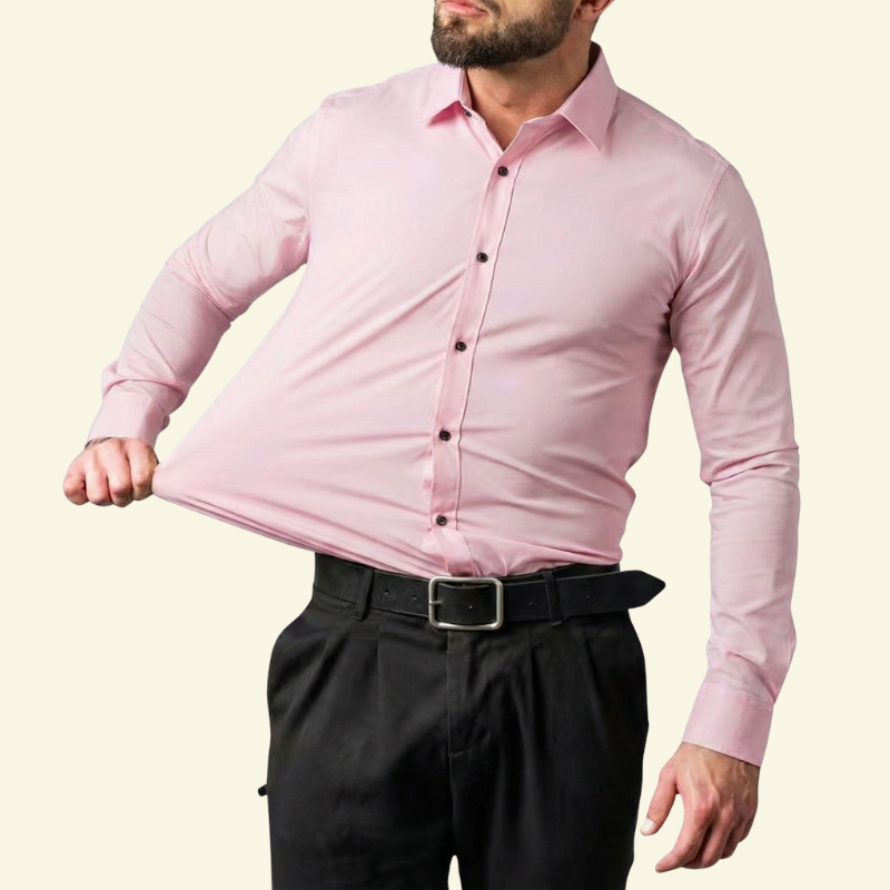 Model rozciągający materiał różowej koszuli, ujęcie od przodu.