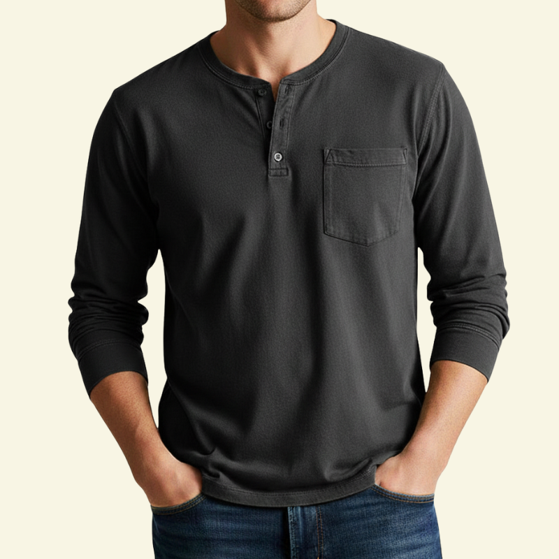 Model w czarnej koszulce Henley, ujęcie od przodu.