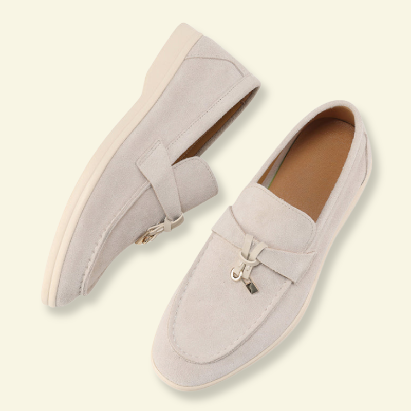 Zamszowe mokasyny w kremowym odcieniu z metalową ozdobą, eleganckie i wygodne w noszeniu — Lubomirske