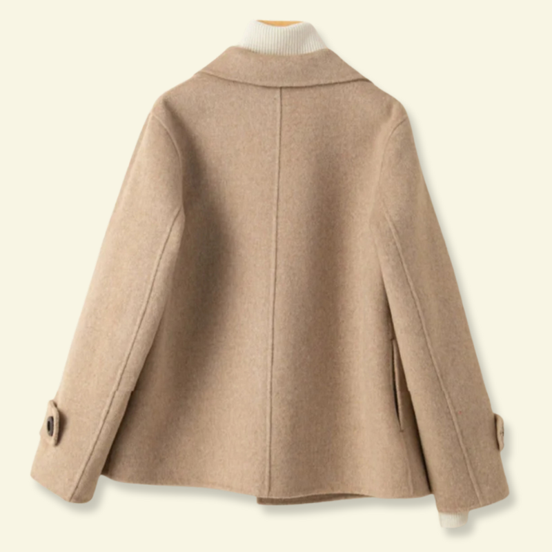 Tył beżowego płaszcza damskiego z prostym wykończeniem i lekkim rozszerzeniem u dołu, wykonany z tkaniny premium — Lubomirske