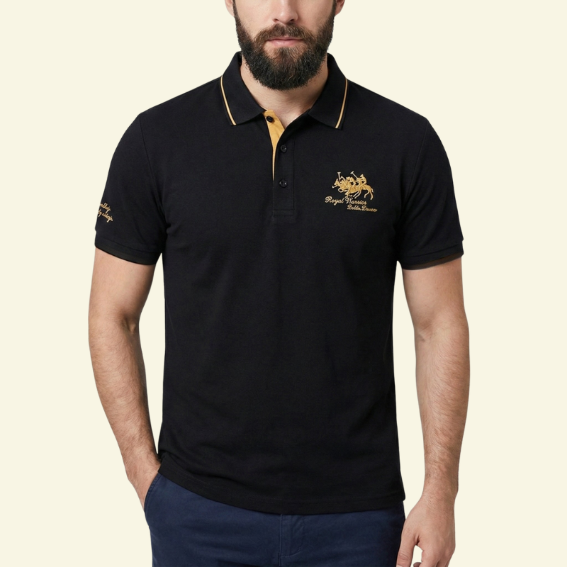 Model w czarnej koszulce polo z haftem na piersi, ujęcie od przodu.