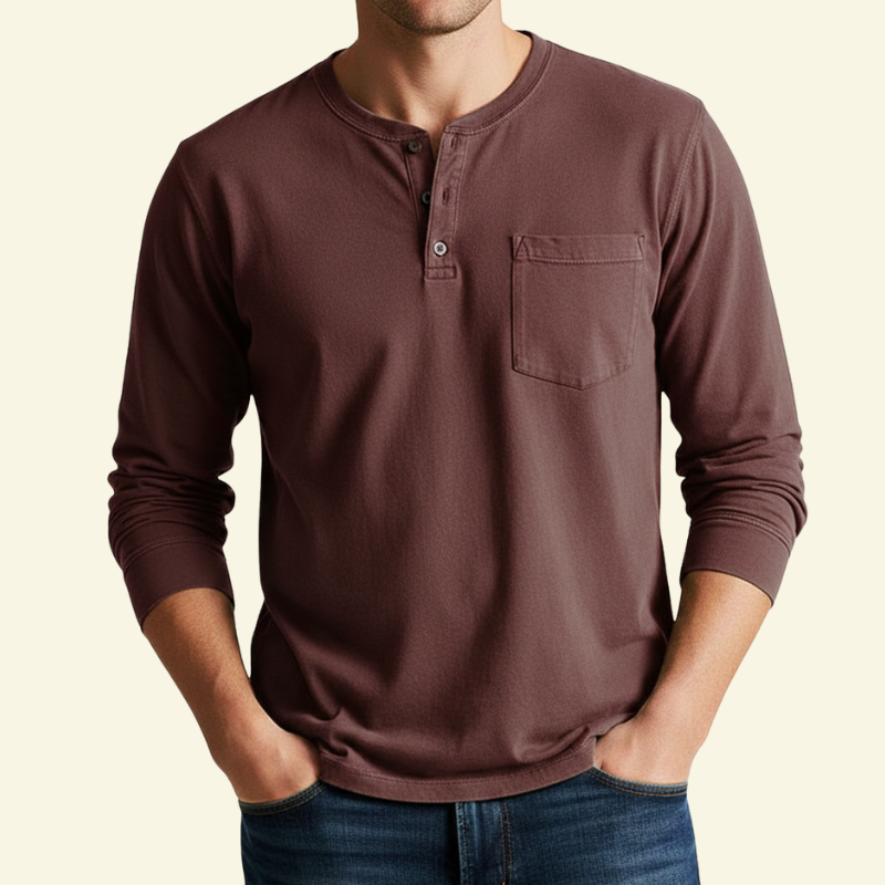 Model w bordowej koszulce Henley w ciemnym odcieniu, ujęcie od przodu.