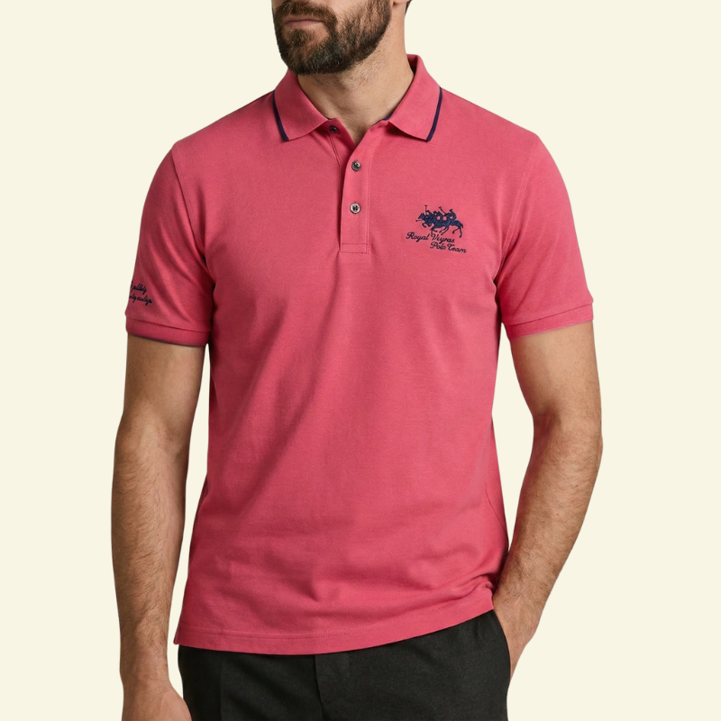 Model w malinowej koszulce polo z haftem, ujęcie od przodu.