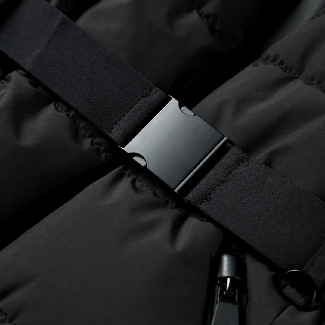 Pas w talii czarnej kurtki puchowej — podkreślenie kobiecej sylwetki w stylu Lubomirske