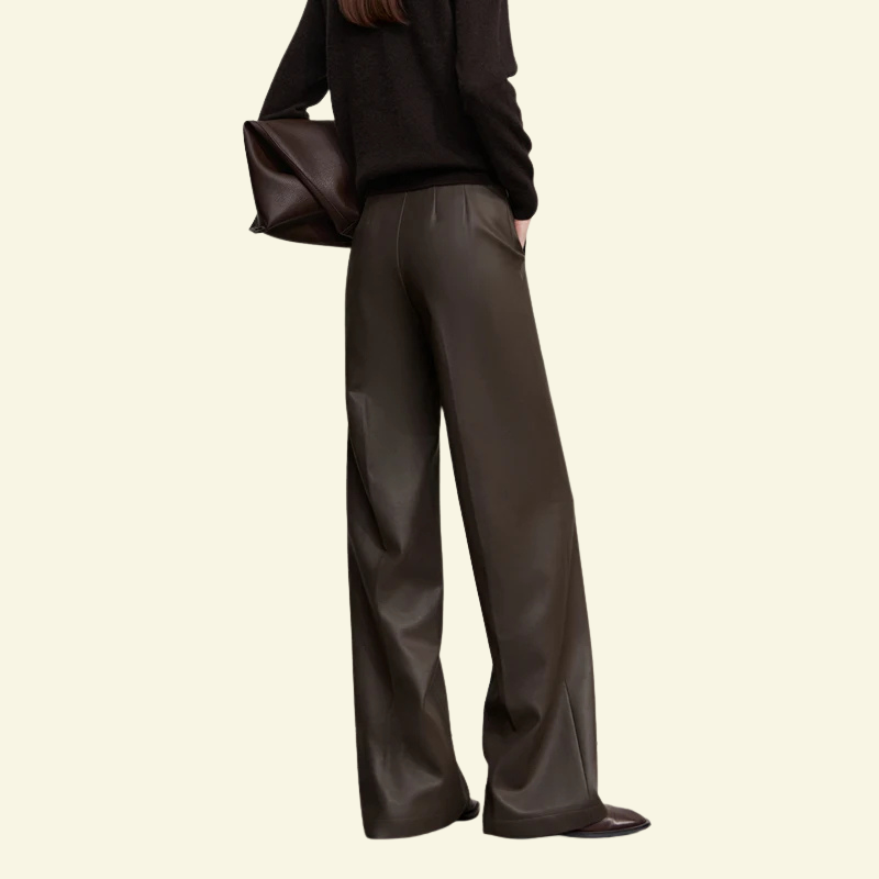 Zbliżenie spodnie skórzane damskie z szerokimi nogawkami, widok od tyłu ukazujący gładkie wykończenie i naturalny połysk — Lubomirske