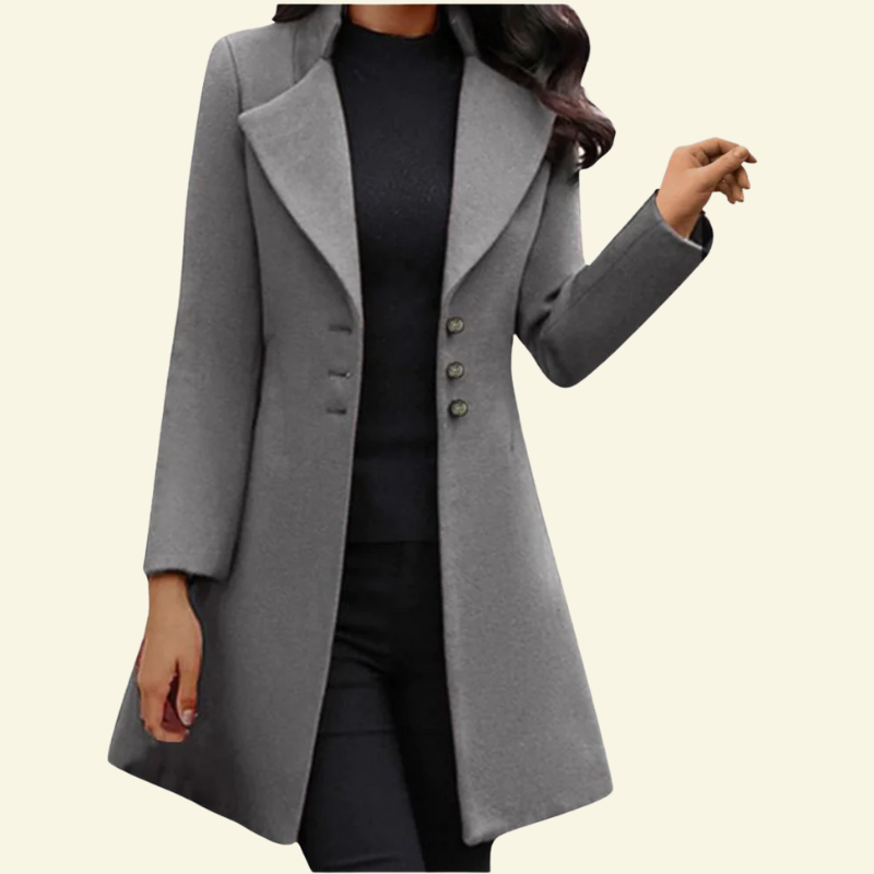 Modelka w srebrnym płaszczu z kołnierzem i guzikami — minimalistyczna forma w duchu quiet luxury Lubomirske