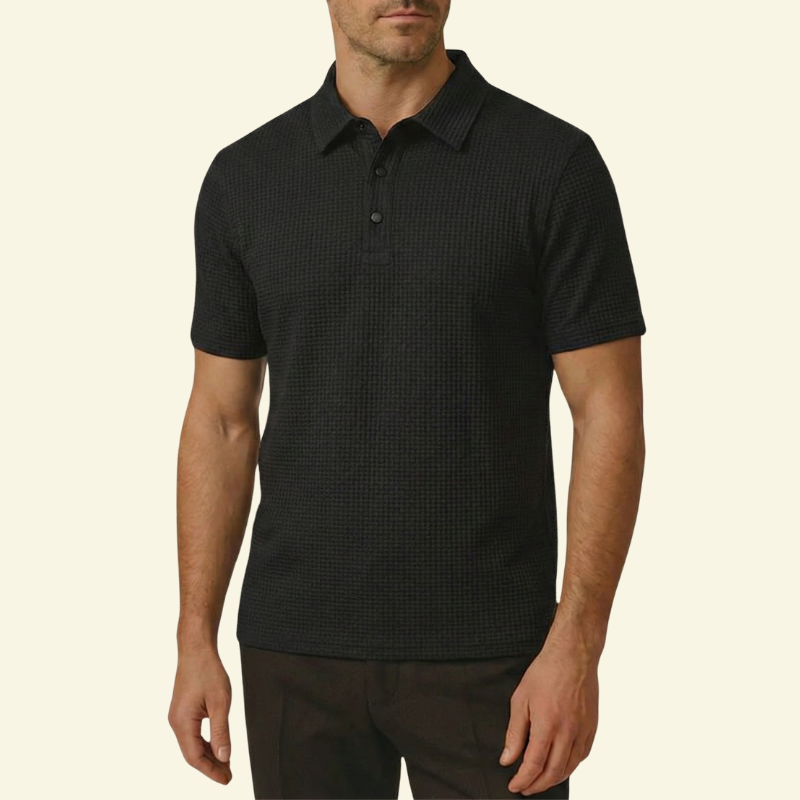 Model w czarnej teksturowanej koszulce polo, ujęcie od przodu.