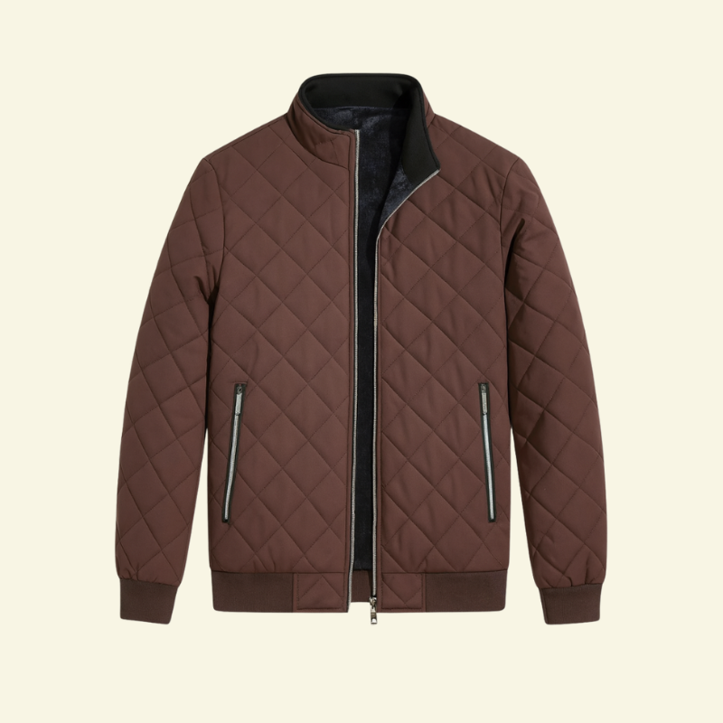 Męska pikowana kurtka w kolorze kakaowego brązu, widok z przodu. Klasyczne rombowe pikowanie, kieszenie na zamek i stójka wykończona miękkim ściągaczem.