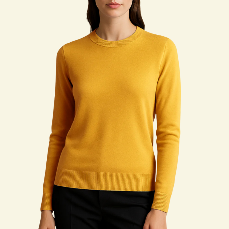 Modelka w musztardowym swetrze, ujęcie od przodu.