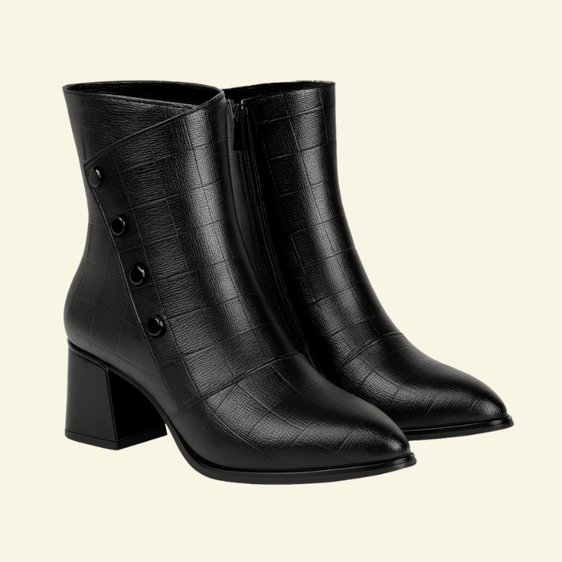 Czarne botki damskie o klasycznym kroju z lekko połyskującej skóry, z ozdobnym wzorem i szpiczastym noskiem — Lubomirske