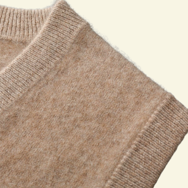 Zbliżenie na dekolt i ramię wełnianej kamizelki — miękka faktura i precyzyjne wykończenie — Lubomirske