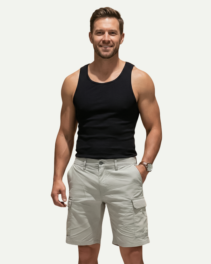 model męski w jasnoszarych szortach cargo pozycja stojąca casualowy krój Lubomirske
