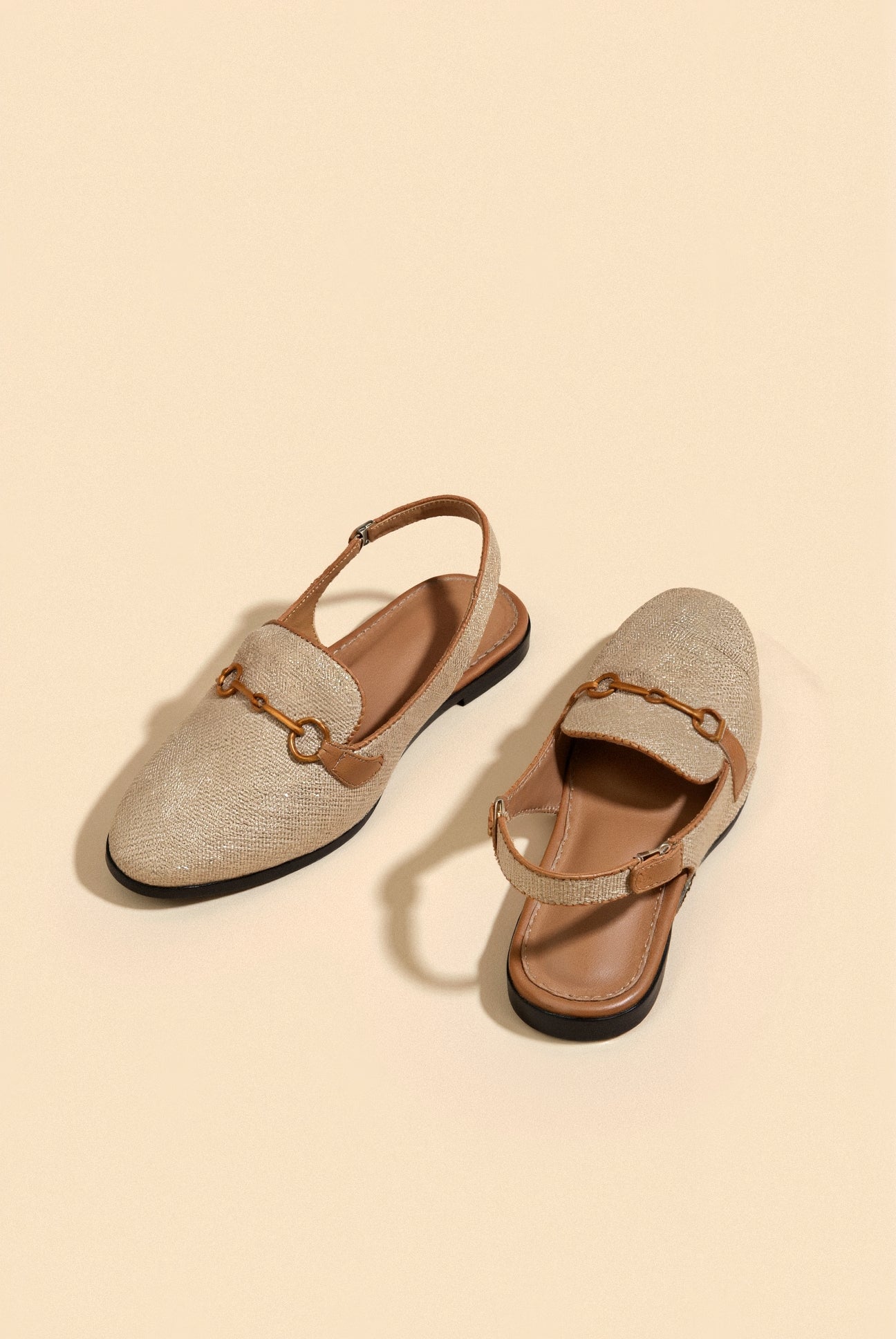 Beżowe mokasyny damskie slingback z fakturą lnu i delikatną złotą ozdobą — Lubomirske
