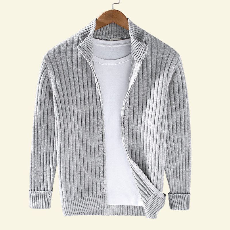 Srebrny sweter rozpinany męski z czystej bawełny o prążkowanej fakturze i stójce, ułożony na jasnym tle — Lubomirske