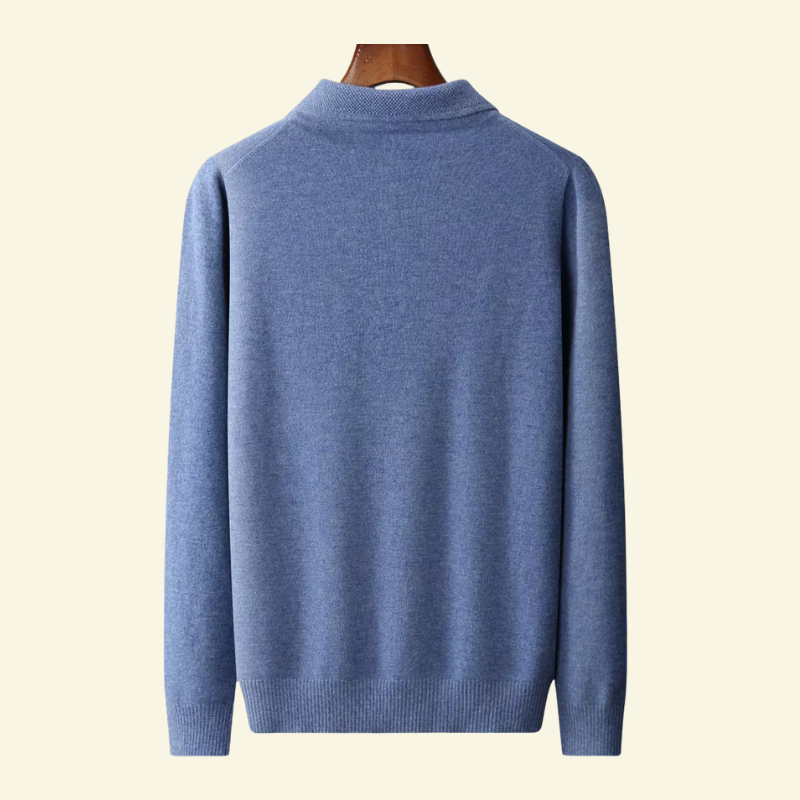 Wełniany sweter polo męski w odcieniu niebieskiego melanżu, widok od tyłu, naturalna faktura i klasyczne wykończenie — Lubomirske