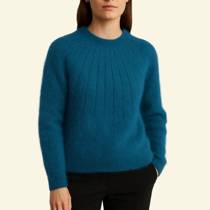 Niebieskoszary sweter moherowy damski prezentowany na modelce, puszysta dzianina o lekkiej fakturze i klasycznym, ponadczasowym kroju — Lubomirske