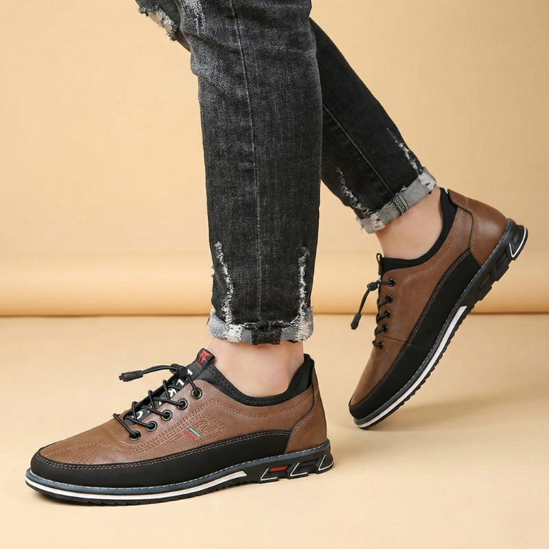 Sneakersy męskie w kolorze kakaowy brąz noszone przez modela, ujęcie boczne podkreślające niską sylwetkę obuwia.