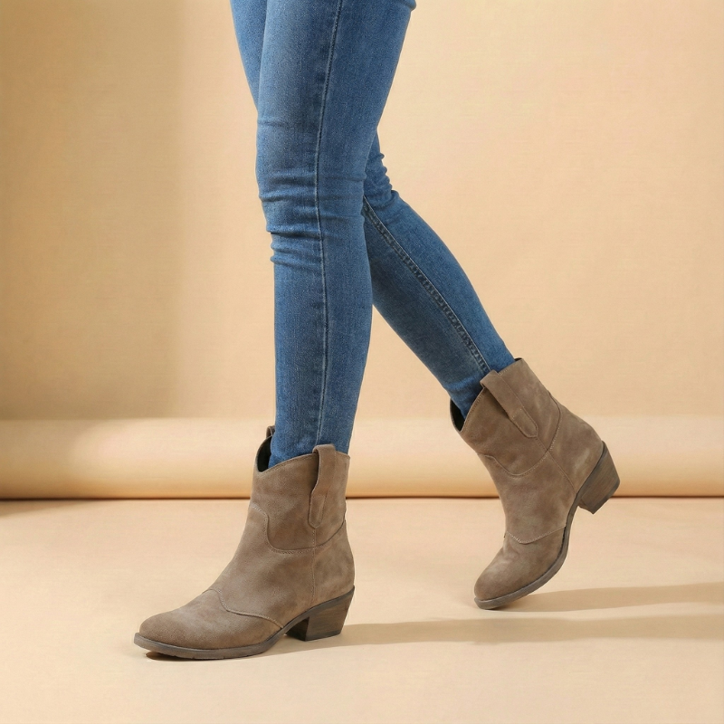 Botki wsuwane damskie taupe na modelce, ujęcie boczne, niski obcas