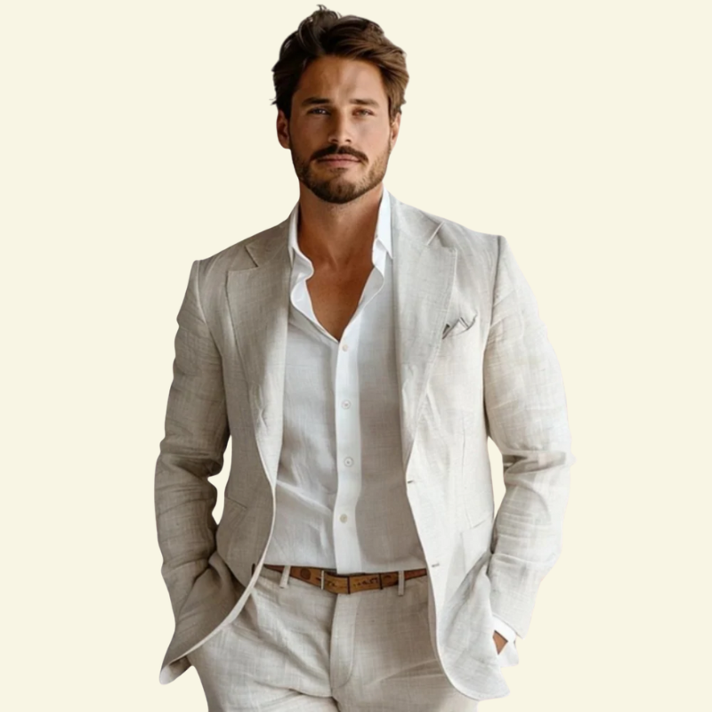 Model w kremowej eleganckiej marynarce, ujęcie od przodu; marynarka zestawiona z jasną koszulą i beżowymi spodniami.