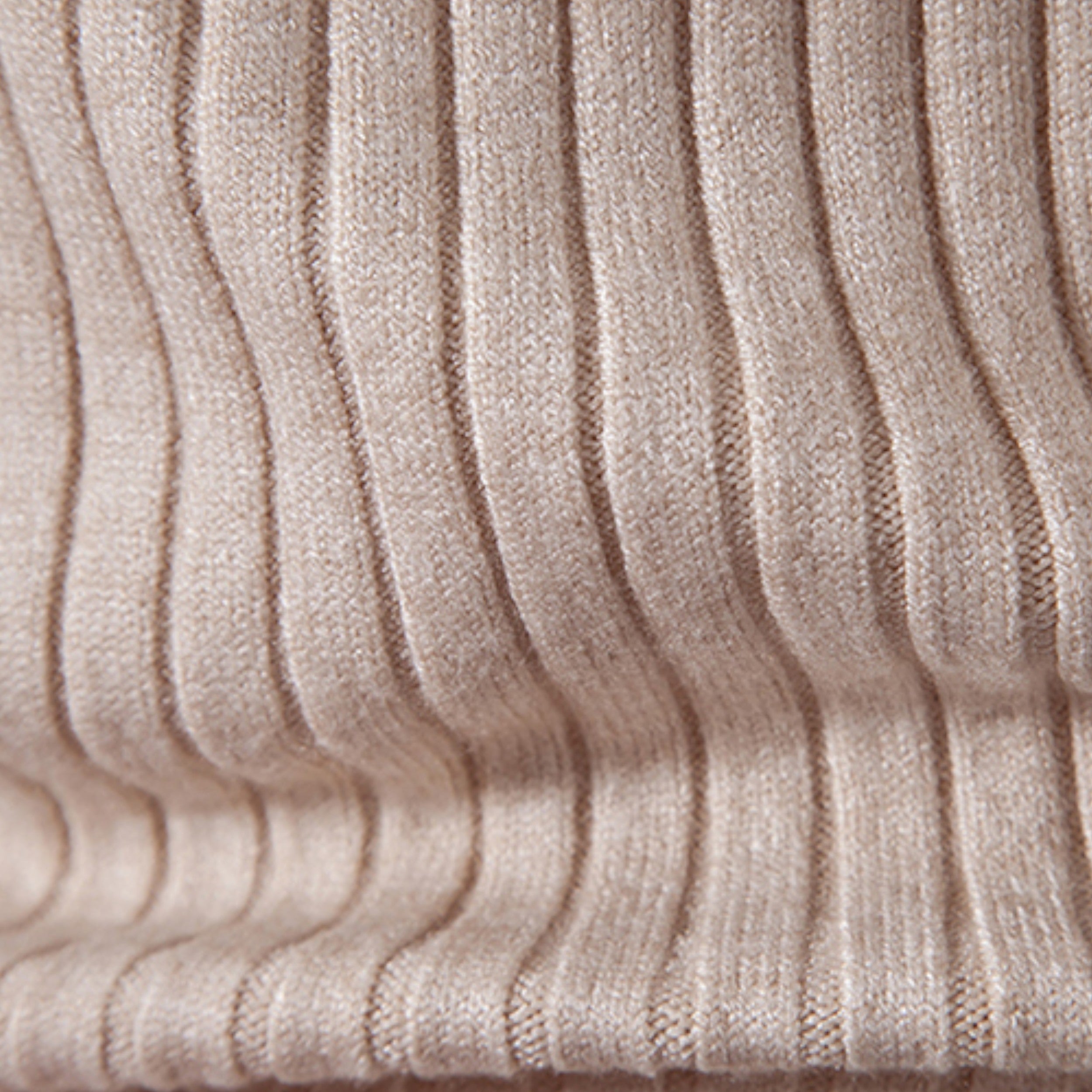 Zbliżenie na fakturę golfu z plecionym splotem, widoczna miękka dzianina o strukturze premium — Lubomirske