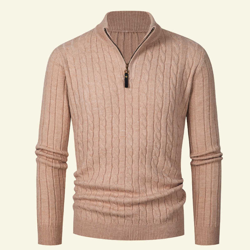 Męski sweter rozpinany z półgolfem w kolorze beżowego kamelu, wykonany z miękkiej dzianiny o wyraźnym warkoczowym splocie. Metalowy zamek widoczny z przodu, ujęcie produktowe na jasnym tle.