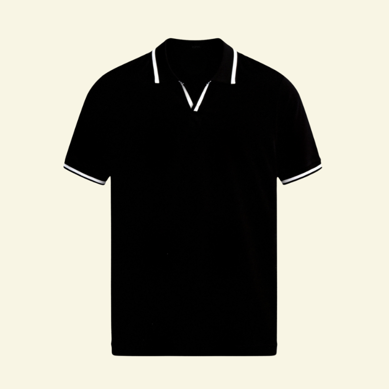 Czarna koszulka polo z jasnymi kontrastowymi lamówkami, ujęcie na płasko.