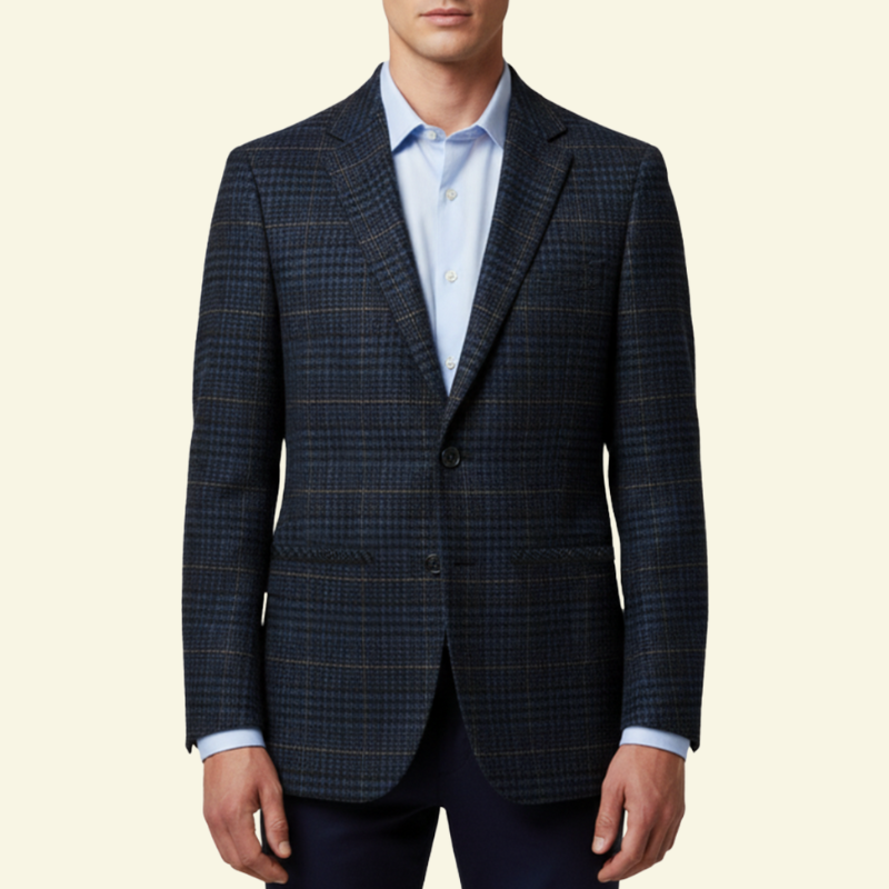 Model w granatowej marynarce w kratę, ujęcie od przodu, ręce opuszczone.