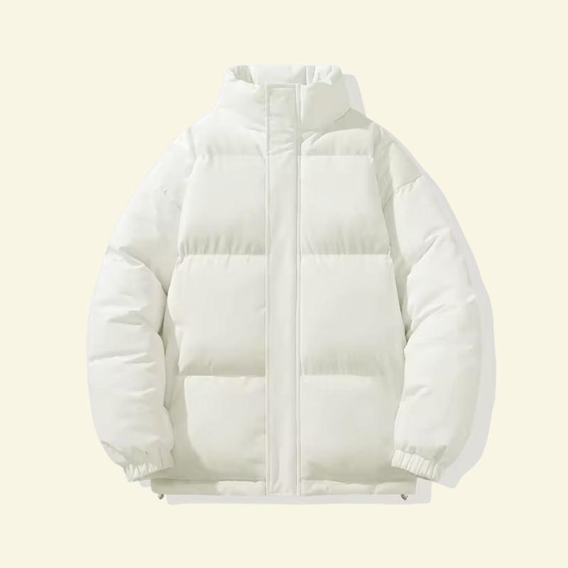 Męska kurtka puchowa w kolorze białym, widok z przodu. Czysta, minimalistyczna forma z równym pikowaniem i wysokim kołnierzem.