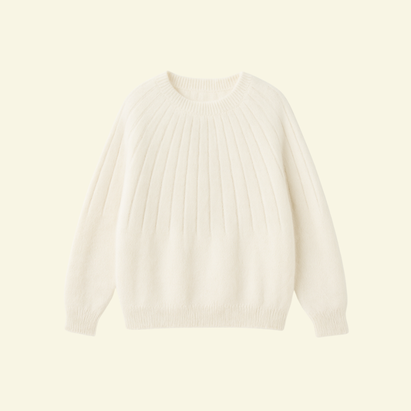 Biały sweter moherowy damski o lekkiej, puszystej strukturze, elegancki fason z okrągłym dekoltem — Lubomirske