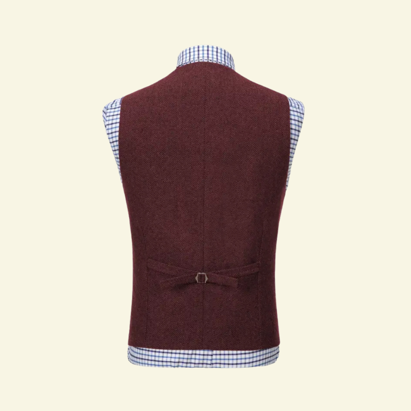 Bordowa kamizelka na modelu w koszuli; ujęcie od tyłu.